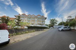 a large building on the side of a road at Faham Run - Studio- 3 étoiles - 29m2 - Montgaillard - Proche du centre de Sainte Clotilde in Saint-Denis