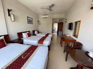 Postel nebo postele na pokoji v ubytování Sunshine Hoian Hotel