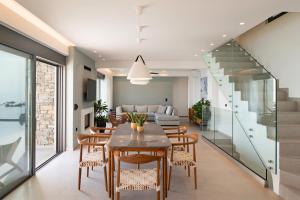 Χώρος καθιστικού στο Rozites Luxury Beachfront Villa, By Hellocrete