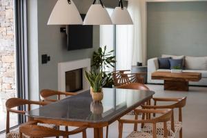 Χώρος καθιστικού στο Rozites Luxury Beachfront Villa, By Hellocrete