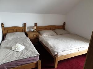 two beds sitting next to each other in a room at Chata u Pinkasů in Jablunkov