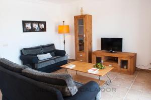 Una sala de estar con un sofá y una mesa de café. en Finca Verdal, en Alquería Blanca