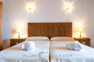 1 dormitorio con 2 camas con sábanas blancas y 2 lámparas en Finca Verdal, en Alquería Blanca 31 fotos más