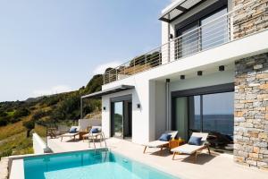 KeramesにあるRozites Luxury Beachfront Villaのスイミングプールとパティオ付きの家