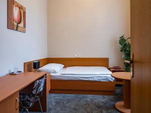 Ένα ή περισσότερα κρεβάτια σε δωμάτιο στο Hotel Olympia Česká Lípa