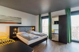 Postel nebo postele na pokoji v ubytování Nena Apartments - Kreuzberg 61