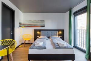 Postel nebo postele na pokoji v ubytování Nena Apartments - Kreuzberg 61
