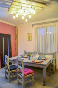 迪利然Paxlava Guesthouse & Restaurant的有一张桌子和两把椅子的餐厅 更多22张照片