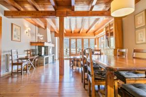 uma sala de jantar com uma mesa de madeira e cadeiras em Gessa Luxury Apartments Fantastica terraza y vistas em Gessa