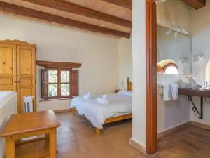 Postel nebo postele na pokoji v ubytování Finca Son Xona Alcina Vacation + 37 fotografií