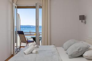 1 dormitorio con 1 cama y vistas al océano en Beach Apartments Croatia, en Duće