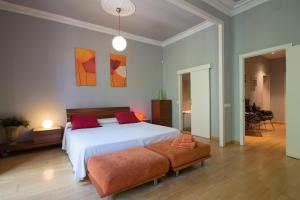 バルセロナにあるLuxury Central Apartmentのベッドルーム(赤い枕の大きな白いベッド付)