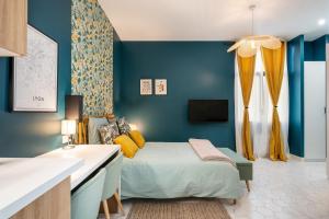 ein Schlafzimmer mit einem Bett und einer blauen Wand in der Unterkunft Le Cocon On Dîne in Lyon