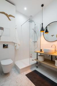 ein Badezimmer mit Dusche, Toilette und Waschbecken in der Unterkunft Le Cocon On Dîne in Lyon