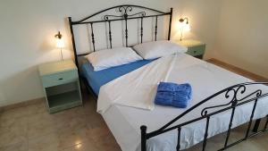 een slaapkamer met een bed en twee nachtkastjes bij Villa piscina 24 posti letto in Torre dell'Orso +32 foto's