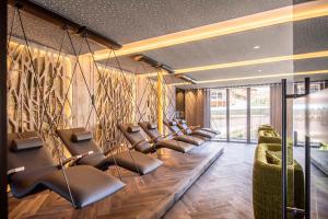 Quellenhof Luxury Resort Passeier في سان مارتينو: صف من الكراسي في غرفة الانتظار