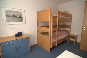 Uma ou mais camas em beliche em um quarto em Gästehaus Germania