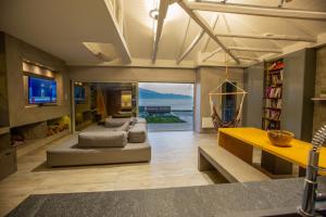 uma sala de estar com um sofá e uma mesa em Spa Villa Skaloma em Lepanto