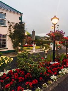 un jardín de flores frente a una casa en Bruckless Rest - Fine Country Living en Milltown