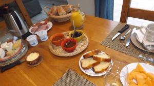Pilihan sarapan tersedia untuk tetamu di A L Ancre de la Rive