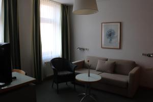uma sala de estar com um sofá e uma mesa em Gästehaus Germania em Wangerooge