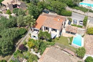 an aerial view of a house with a swimming pool at Charmant rez de villa en provence in Le Tignet