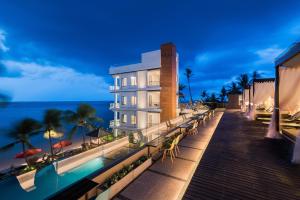 Padmasari Resort Lovina في لوفينا: شرفة الفندق مطلة على المحيط