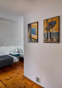 een kamer met drie foto's aan de muur bij Pod Lasem in Ludwinów