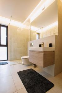 Pine Home tesisinde bir banyo