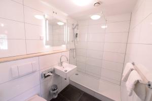 HoogerheideにあるTasty Worldの洗面台とトイレを備えた白いバスルーム +31枚の写真
