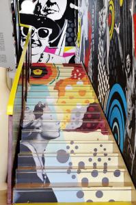 una escalera con una pintura en la pared en LH Hotel Arca Street Art, en Spoleto