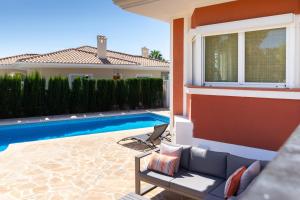 a backyard with a swimming pool and a house at Casa de Familia in Muchamiel