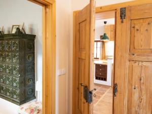 une porte ouverte sur une cuisine avec un meuble vert dans l'établissement Martinkovice 201 Broumov, à Martínkovice