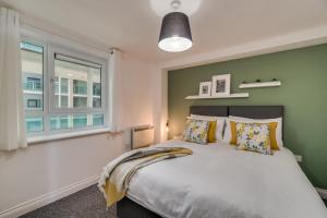 a bedroom with a large bed and a window at Chic and Bright Apartment Near the Water in Plymouth