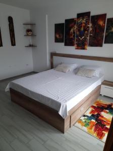 Een bed of bedden in een kamer bij Beach Residence 10 metri pana la plaja