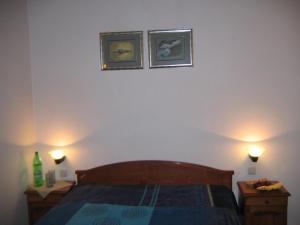 sypialnia z łóżkiem i 2 lampkami na ścianie w obiekcie Oasis no 1 Apartment in Ravda w Rawdzie