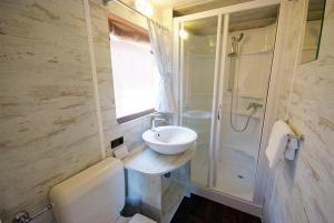 Camping Village Scaglieri的一间浴室