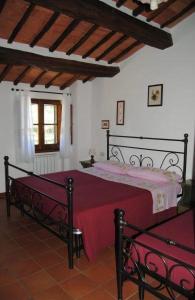 PacianoにあるAppartamento il Gineproのベッドルーム1室(赤毛布付きの大型ベッド1台付)