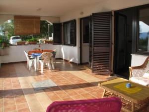 een terras met een tafel en stoelen in een kamer bij Apartments Pine Diver in Pinezici