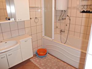 een badkamer met een bad, een douche en een wastafel bij Apartments Pine Diver in Pinezici +31 foto's