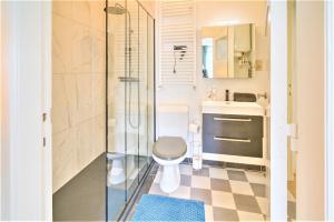 ein Bad mit einem WC und einer Glasdusche in der Unterkunft Lily Apartment. Historic Center of Antwerp in Antwerpen