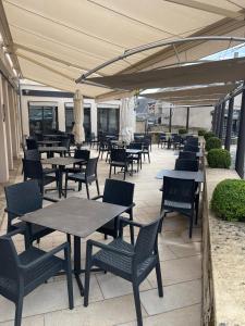 Restoran või mõni muu söögikoht majutusasutuses Logis Hôtel Au Vieux Morvan "récemment rénové", au cœur de la Bourgogne, Piscine & Spa
