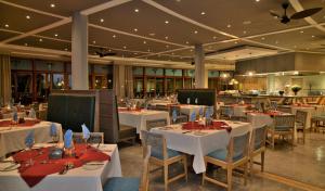Restaurant o un lloc per menjar a Cresta Mowana Safari Resort & Spa