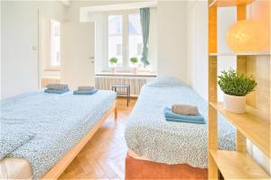 アントワープにあるPenth A Apartment in Heart of Antwerpのベッドルーム1室(ベッド2台付)