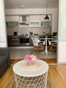 - une cuisine et un salon avec une table dans la chambre dans l'établissement Apartment Nina, à Varaždin