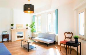 un soggiorno con divano e tavolo di Cauliflower Lodge. Apartment in Heart of Antwerp ad Anversa