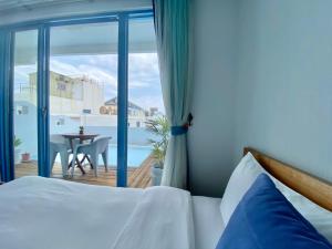 鵝鑾的住宿－墾丁藍海旅店，一间卧室配有一张床,阳台配有桌子