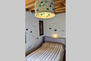 1 dormitorio pequeño con 1 cama en una habitación en Poulati Guesthouse, en Artemonas