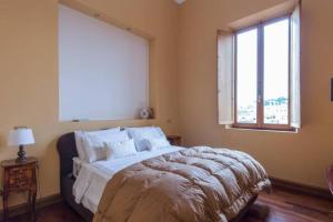 A bed or beds in a room at Vatican Luxury View