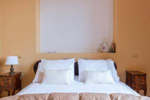 A bed or beds in a room at Vatican Luxury View